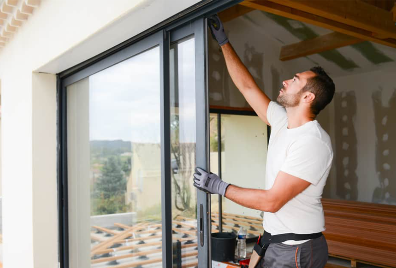 روغن‌کاری یراق‌آلات پنجره دوجداره یو پی وی سی